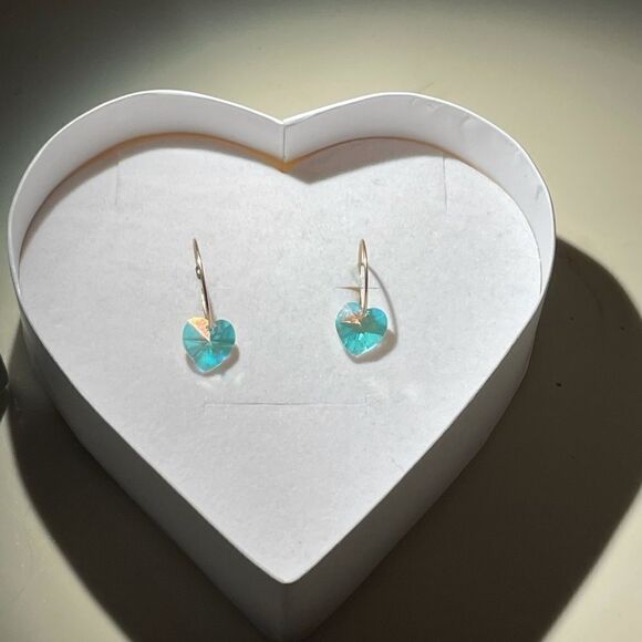 ✨HP✨Gold plated hoops with an iridescent crystal heart - Picture 3 of 4